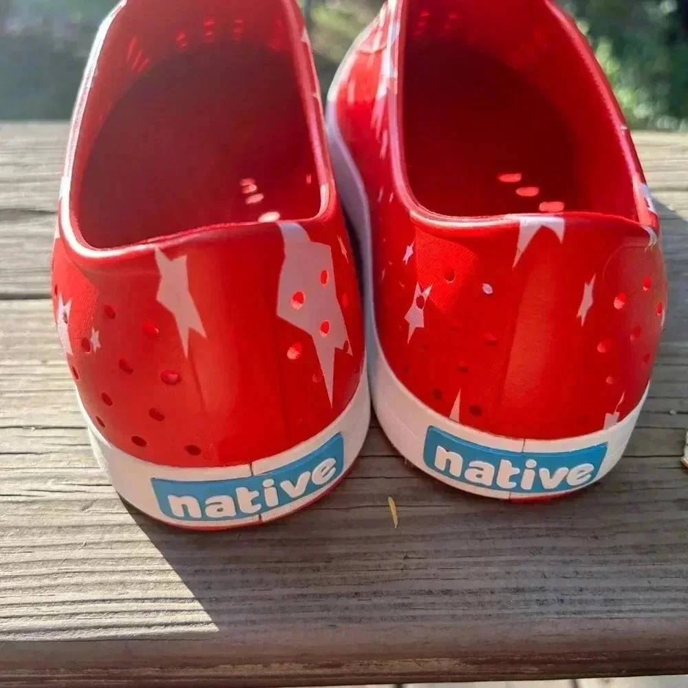 Native Unisex Jefferson slip on shoe. Size 10 Men. Red with stars. Americana